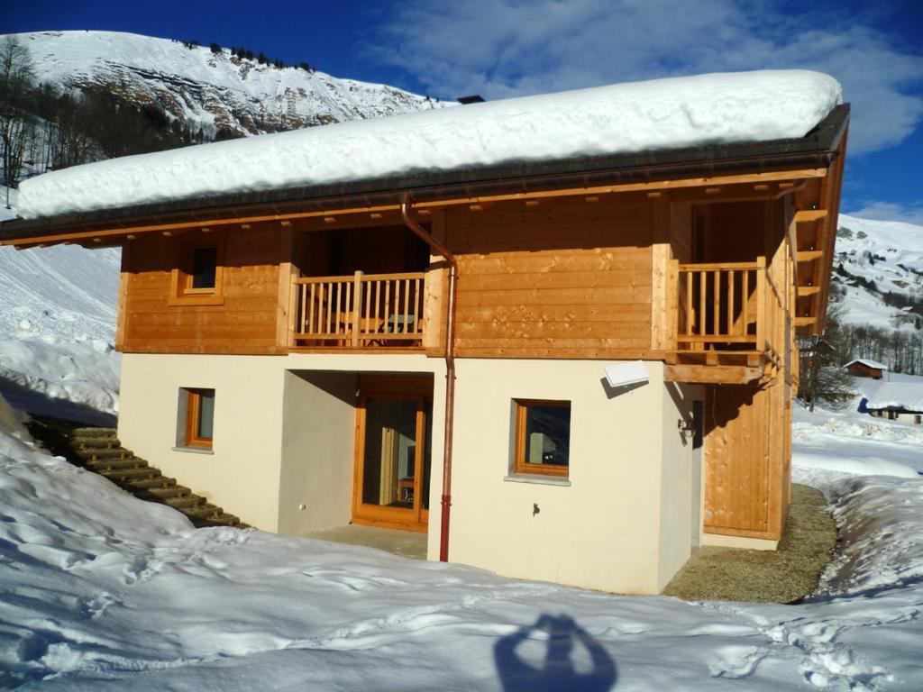 a log cabin with snow on the roof at Appartement de 3 chambres avec jardin et wifi a Hauteluce a 2 km des pistes in Hauteluce
