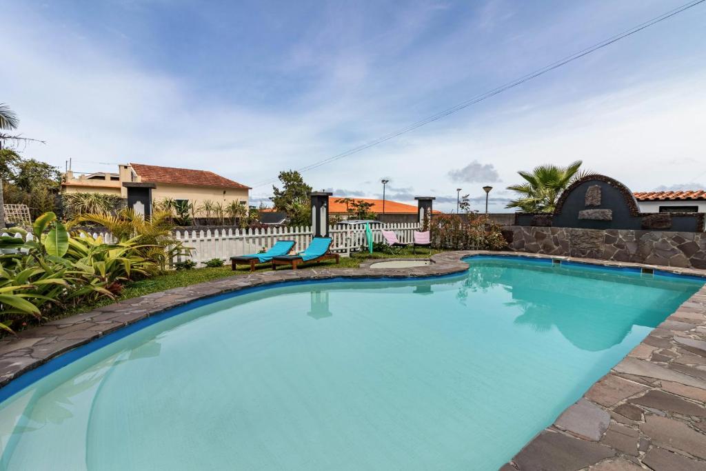 una piscina de agua azul en un patio en Cork House - Fernandes Cottage en Ponta Delgada