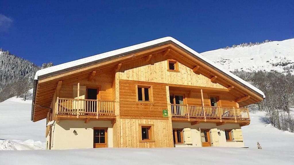 a log cabin with a balcony in the snow at Appartement de 5 chambres avec jardin et wifi a Hauteluce a 2 km des pistes in Hauteluce