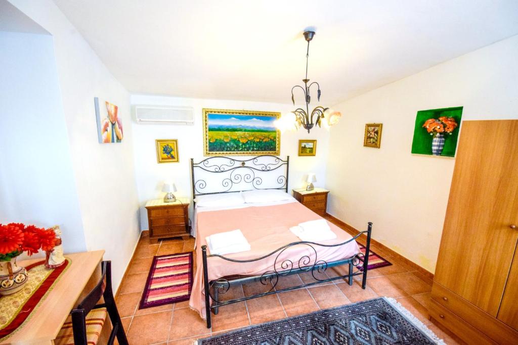 Llit o llits en una habitació de 2 bedrooms house with enclosed garden and wifi at Enna