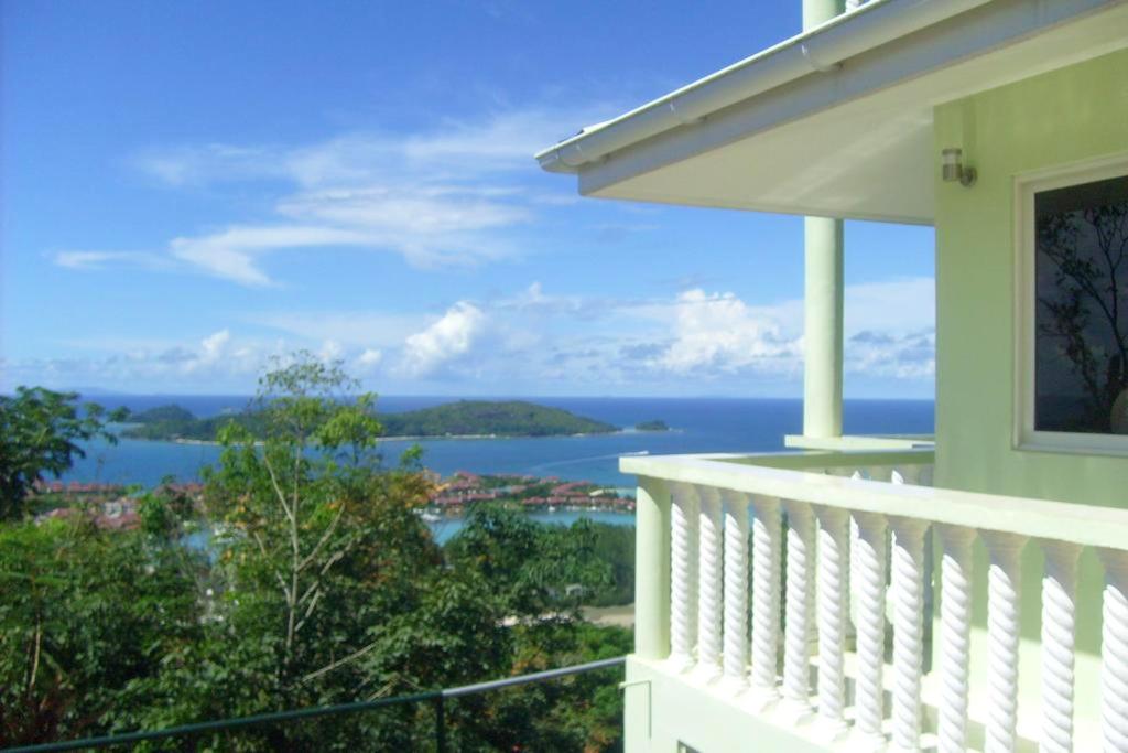 un balcón de una casa con vistas al océano en 2 bedrooms villa with sea view enclosed garden and wifi at Victoria Zig Zag Ward 6 km away from the beach en Victoria
