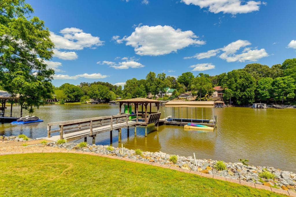 Lake Norman House Rental with Boat Dock and Fire Pit!, Sherrills Ford