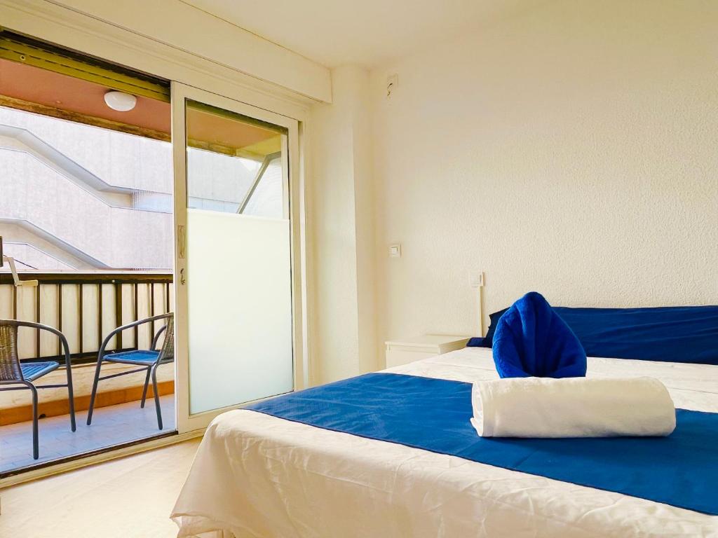 阿利坎特Guest House Leo的一间卧室设有一张床和一个阳台