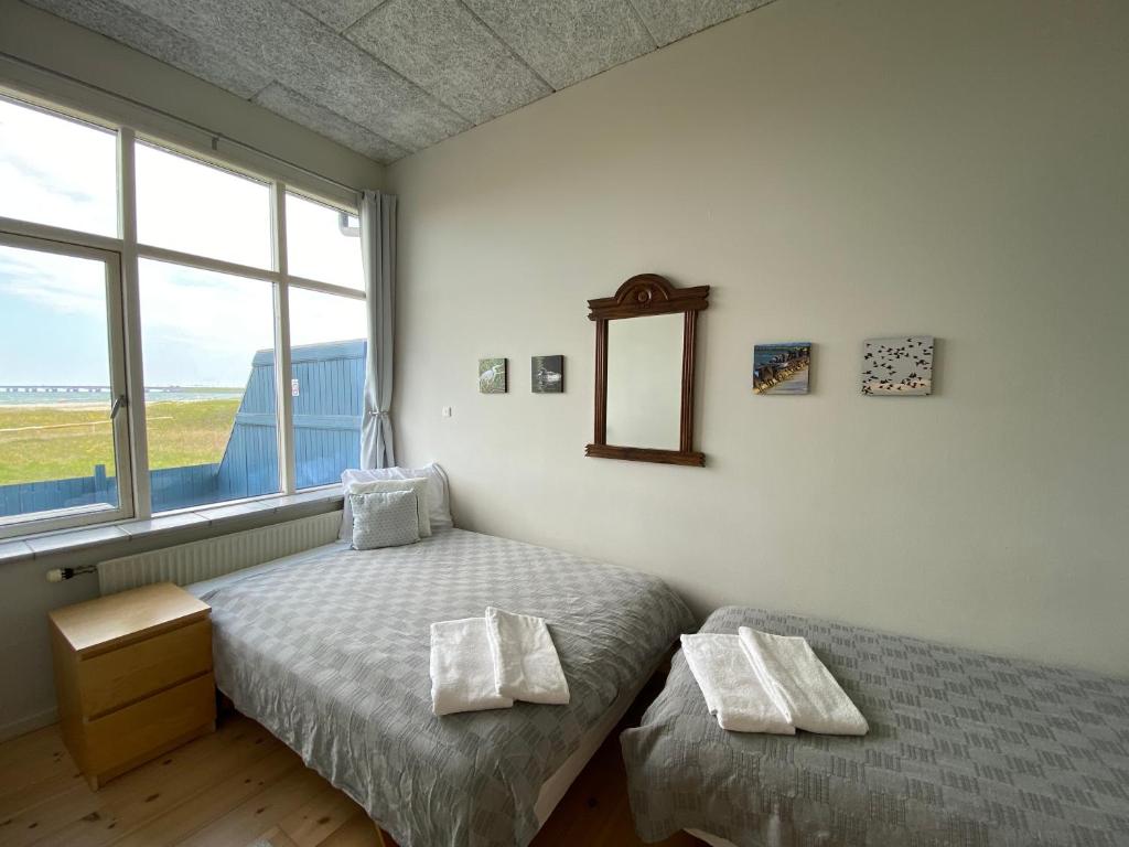 Postel nebo postele na pokoji v ubytování Skærven Beachfront Apartments and Cottage