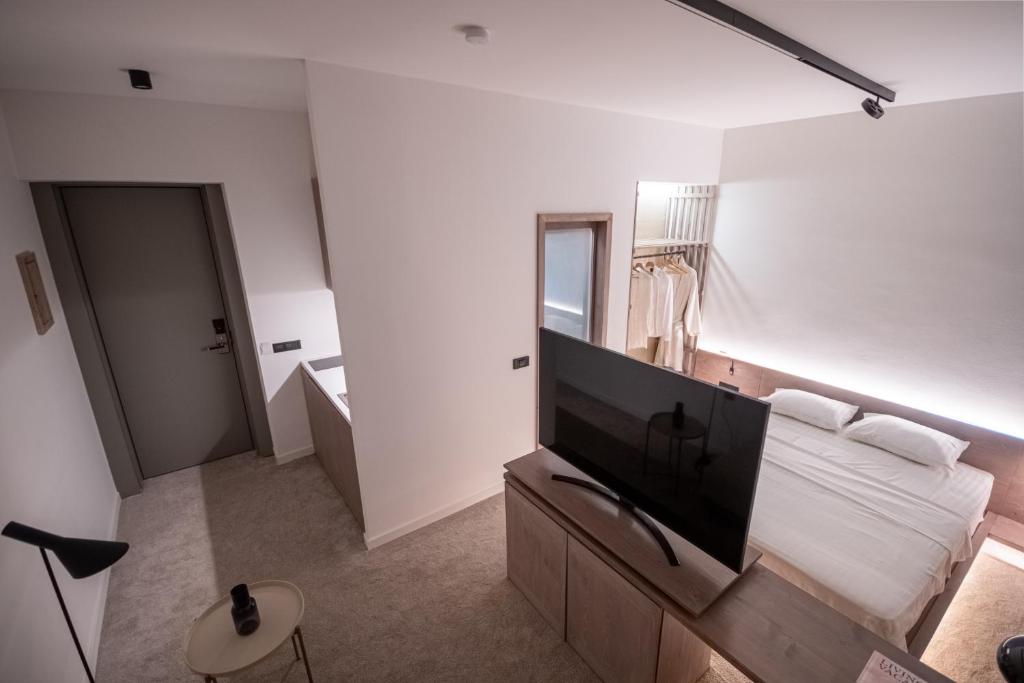 TV a/nebo společenská místnost v ubytování Bloom Suites