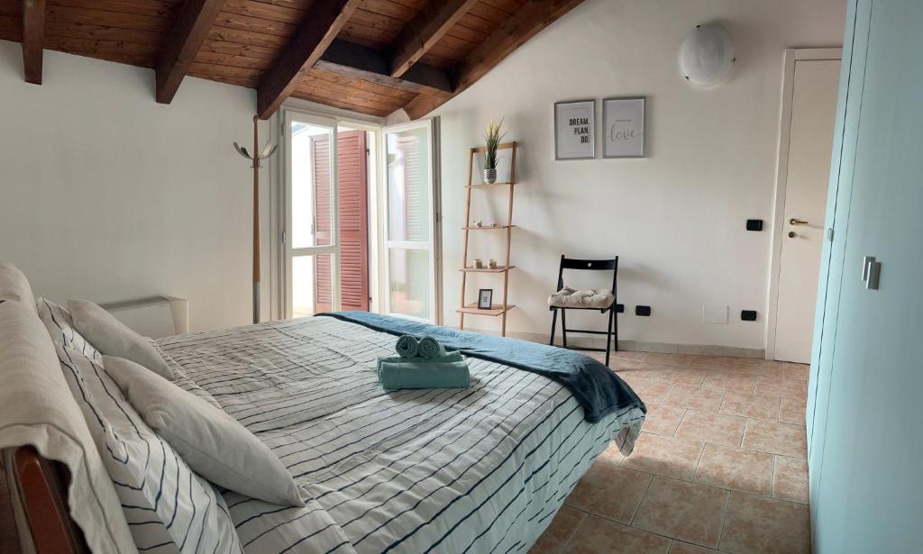 1 dormitorio con 1 cama grande en una habitación en Intero Appartamento Ristrutturato - Voghera en Voghera