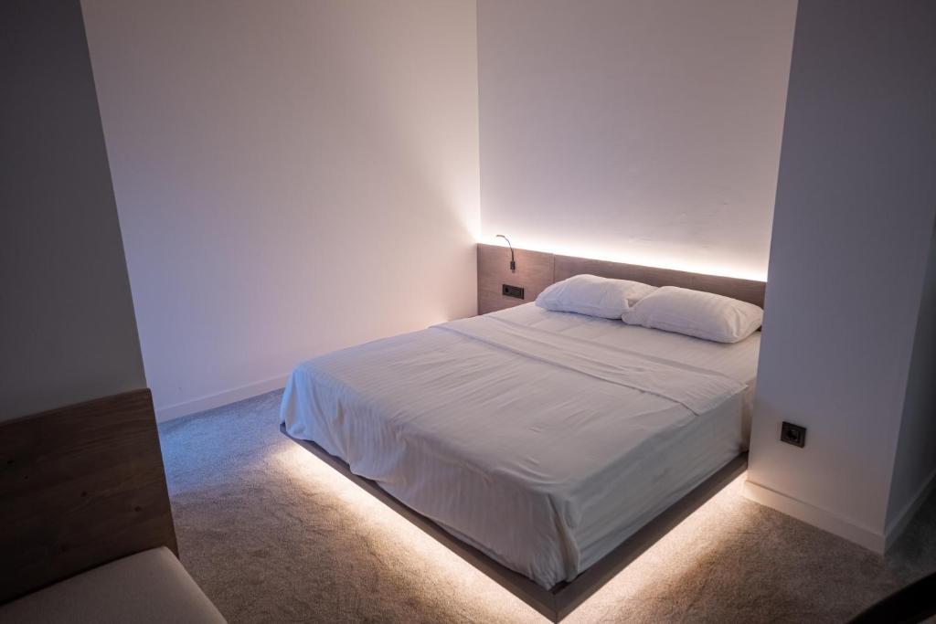 Postel nebo postele na pokoji v ubytování Bloom Suites