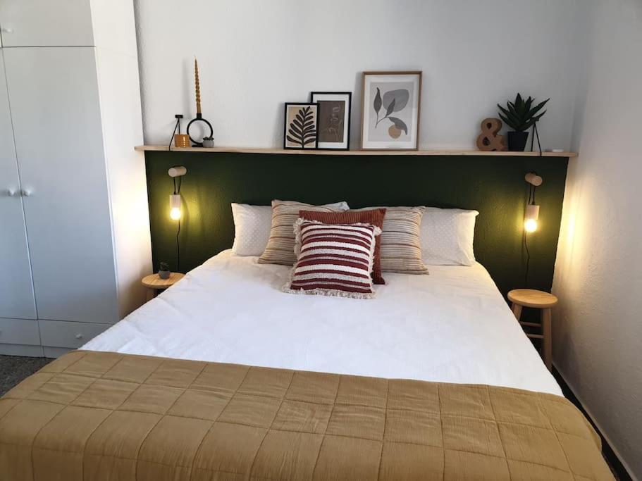 Un pat sau paturi într-o cameră la somriu Apartament Fenals Platja