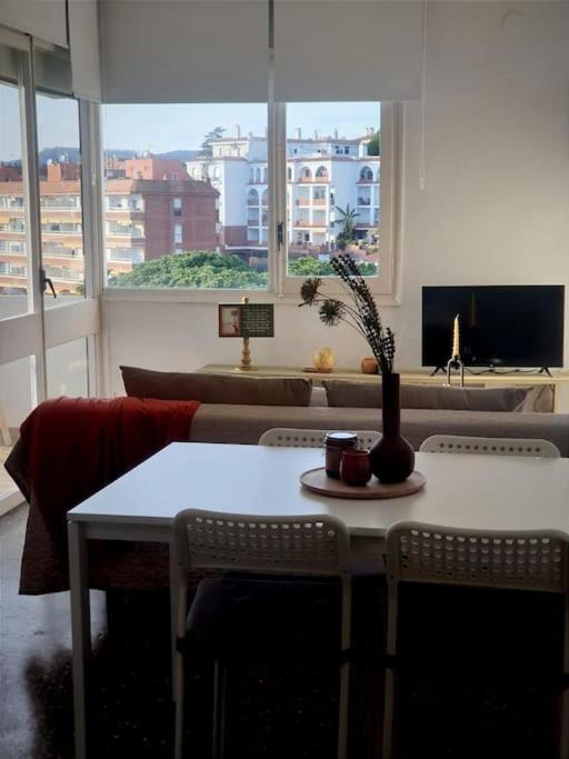 TV a/nebo společenská místnost v ubytování somriu Apartament Fenals Platja