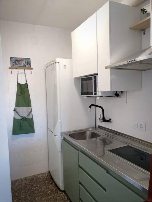 Kuchyň nebo kuchyňský kout v ubytování somriu Apartament Fenals Platja