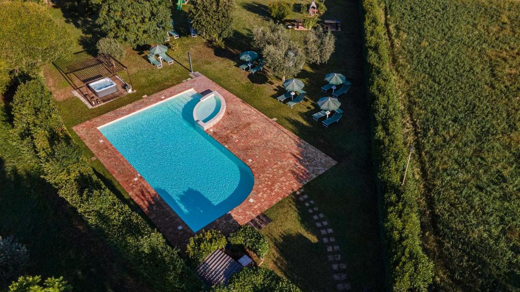 Bazén v ubytovaní Residence Il Melograno alebo v jeho blízkosti