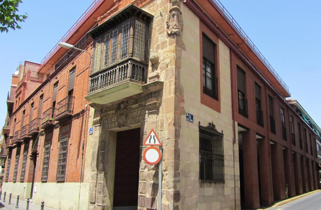 un edificio con un balcón en el lateral. en 2 bedrooms apartement with city view balcony and wifi at Ciudad Real, en Ciudad Real