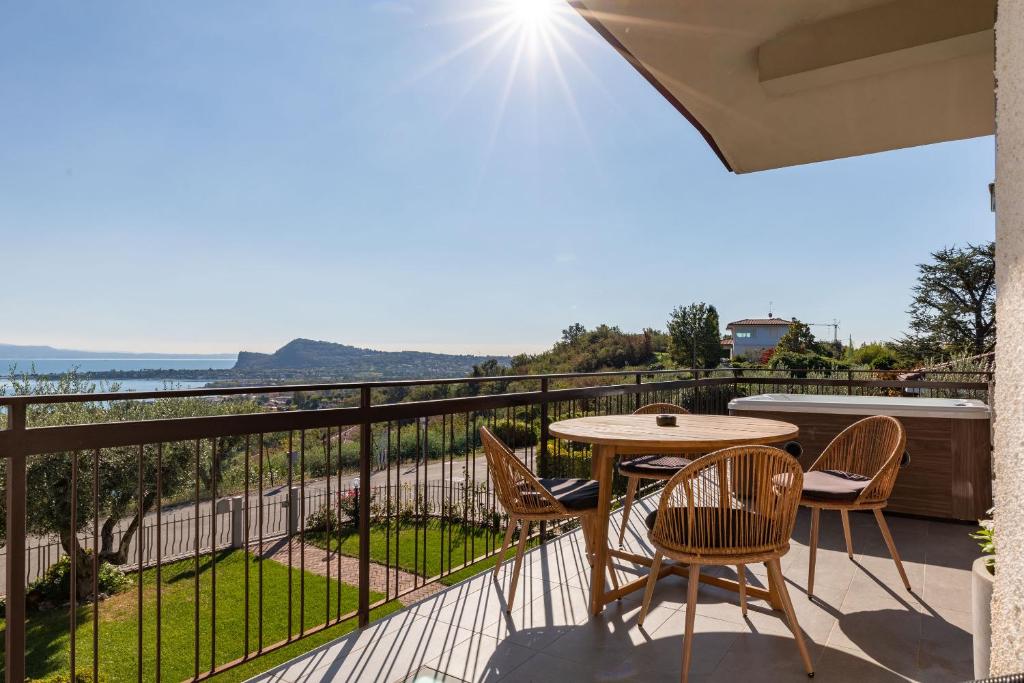 eine Terrasse mit einem Tisch und Stühlen auf dem Balkon in der Unterkunft Casa Veronica in Manerba del Garda