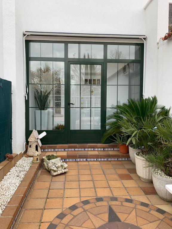 een voordeur van een huis met een groene deur bij Unifamiliar Europa in Ciudad Real