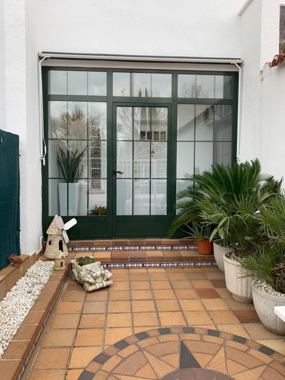 una puerta delantera de una casa con una puerta verde en Unifamiliar Europa en Ciudad Real