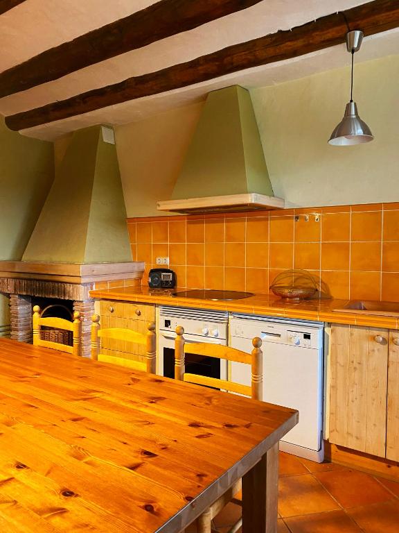 Kuchyň nebo kuchyňský kout v ubytování Cal Perdigués de Boada pet friendly
