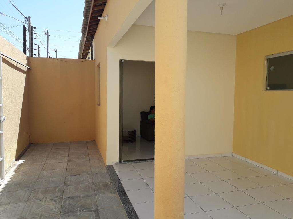 a hallway of a building with a door open at Hospedagem Petrolina in Petrolina