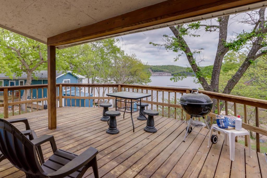 Lake of the Ozarks Vacation Rental with Boat Dock! 발코니 또는 테라스