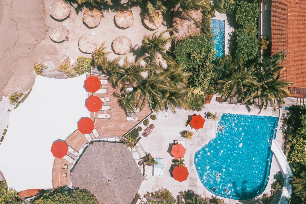 an aerial view of a resort with a swimming pool at Hotel Aura del Mar in Zihuatanejo