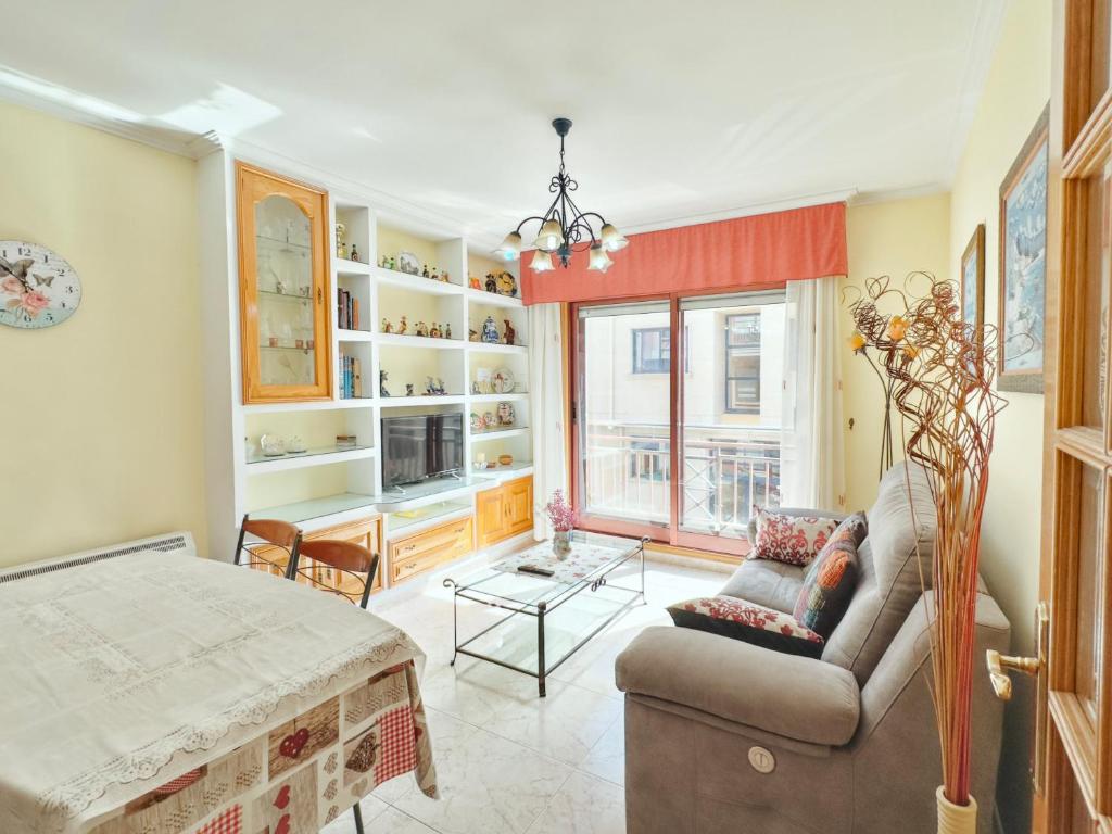 a bedroom with a bed and a couch at Apartamento Florida EME in Sanxenxo