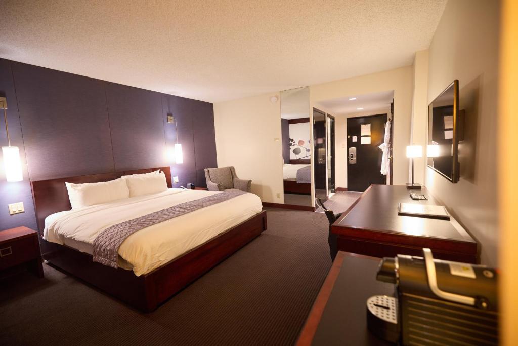 Giường trong phòng chung tại Hotel Ruby Foo's