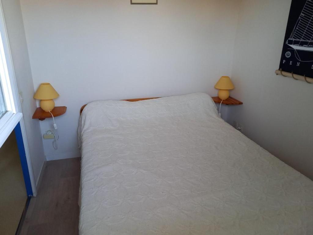 sypialnia z łóżkiem z dwoma lampami na boku w obiekcie Appartement bord de mer, 5 pers., animaux admis, parking, balcon équipé - FR-1-540-194 w mieście Notre-Dame-de-Monts
