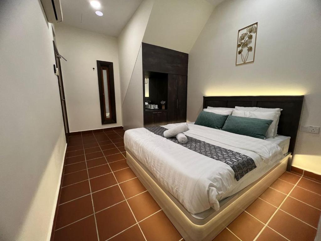Postel nebo postele na pokoji v ubytování New! 1min to JonkerStreet TangHouse's Hotel Melaka 鸡场街