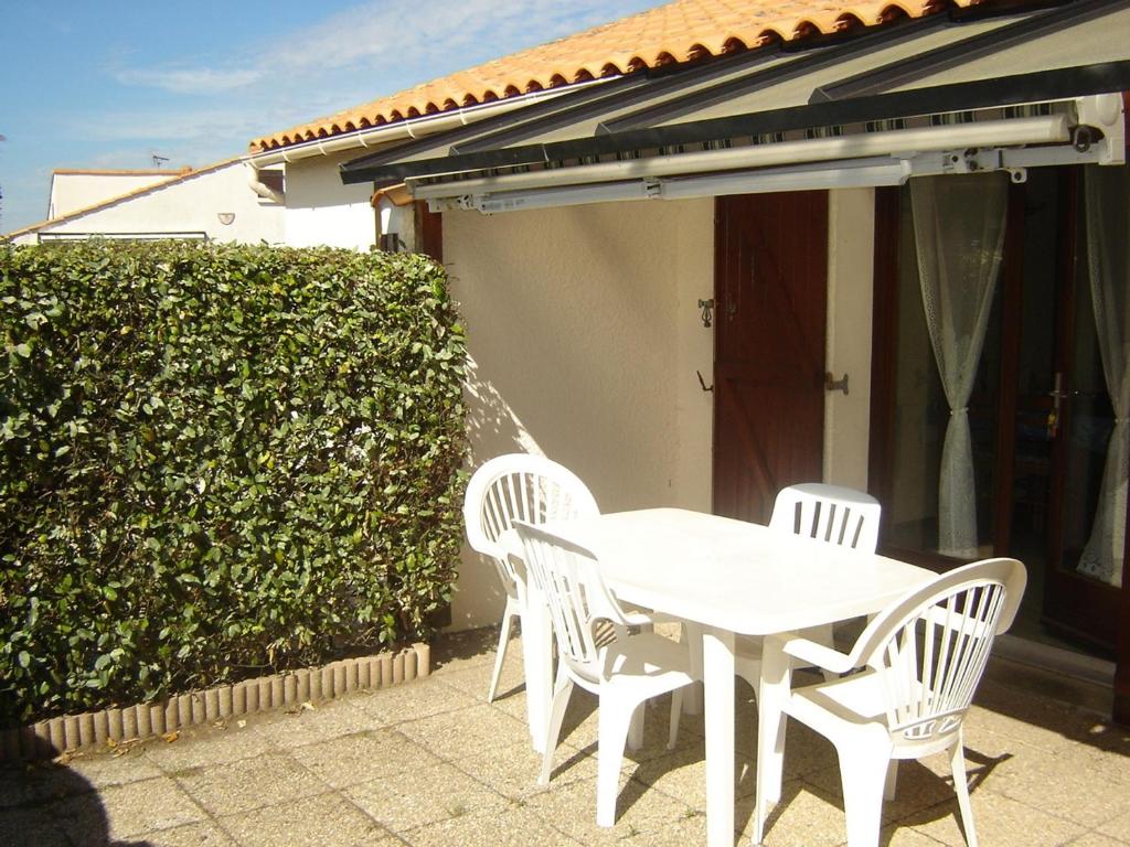 Patio alebo iná vonkajšia časť ubytovania Maison 29m² avec piscine, cour et parking à Notre-Dame-de-Monts près des plages - 4 personnes - FR-1-540-209