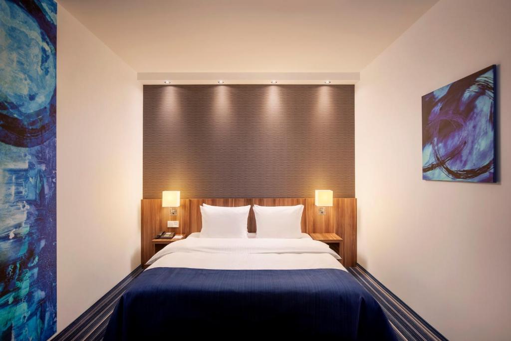 Кровать или кровати в номере Holiday Inn Express Bremen Airport by IHG