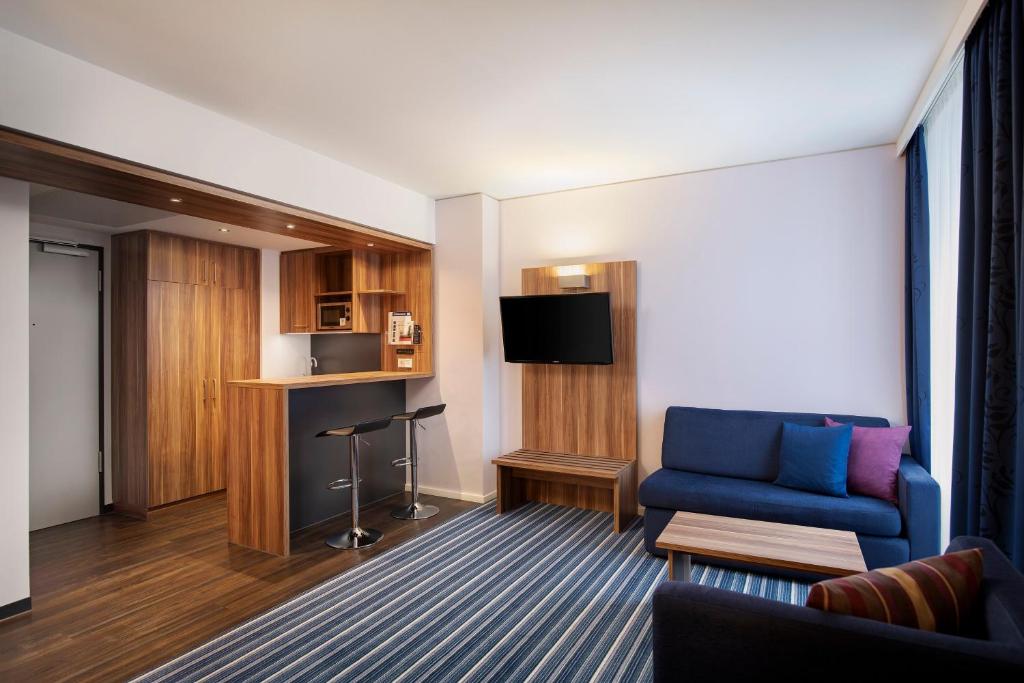 Телевизор и/или развлекательный центр в Holiday Inn Express Bremen Airport by IHG