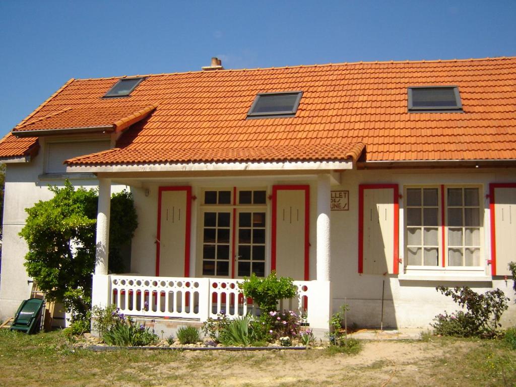 une maison blanche avec un toit orange dans l'établissement Maison Notre-Dame-de-Monts, 7 pièces, 10 personnes - FR-1-540-241, à Notre-Dame-de-Monts