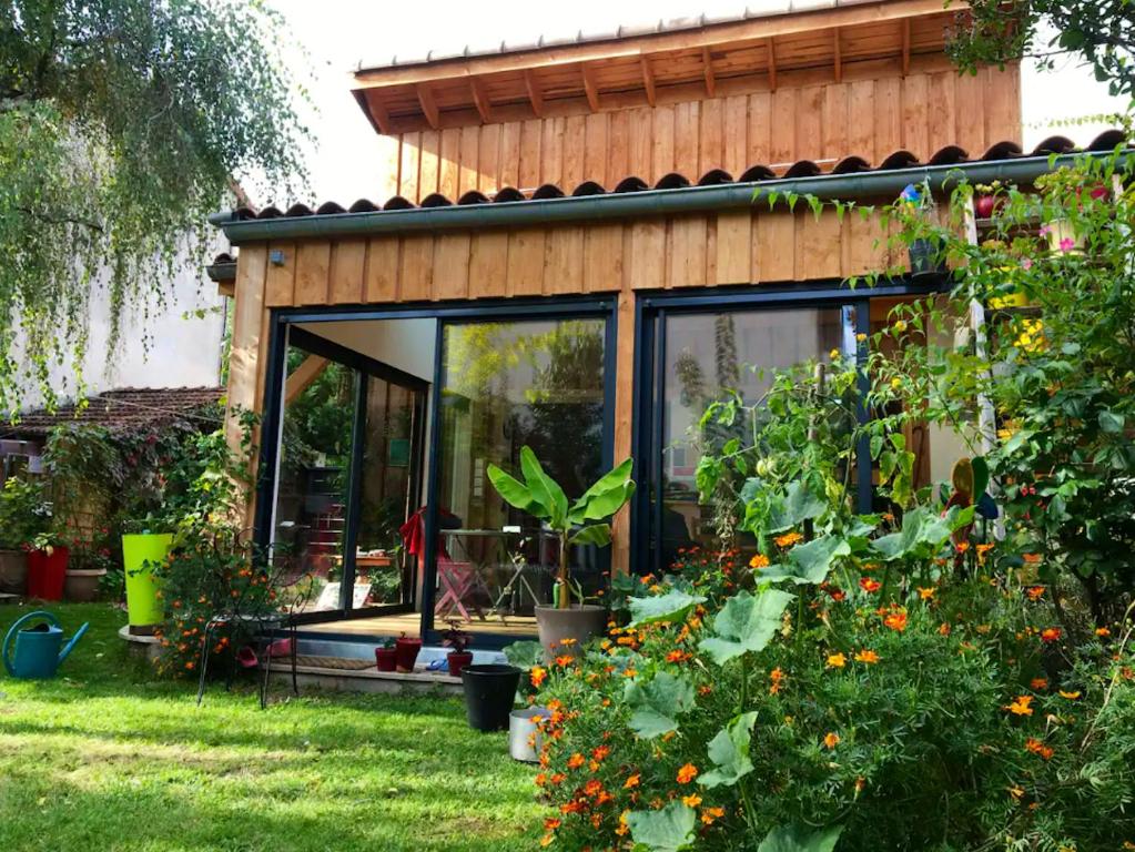 un ufficio con porte in vetro in un cortile di Chalet d'une chambre avec jardin clos et wifi a Lamastre a Lamastre