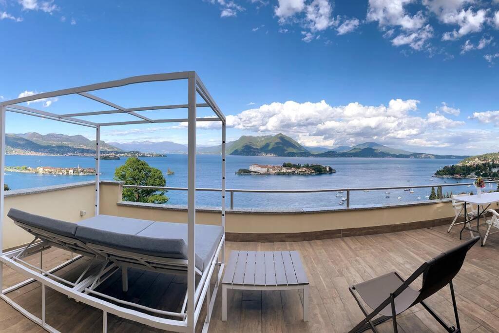 balcone con vista su una cassa d'acqua di Terrazza sulle Isole Design&View a Stresa