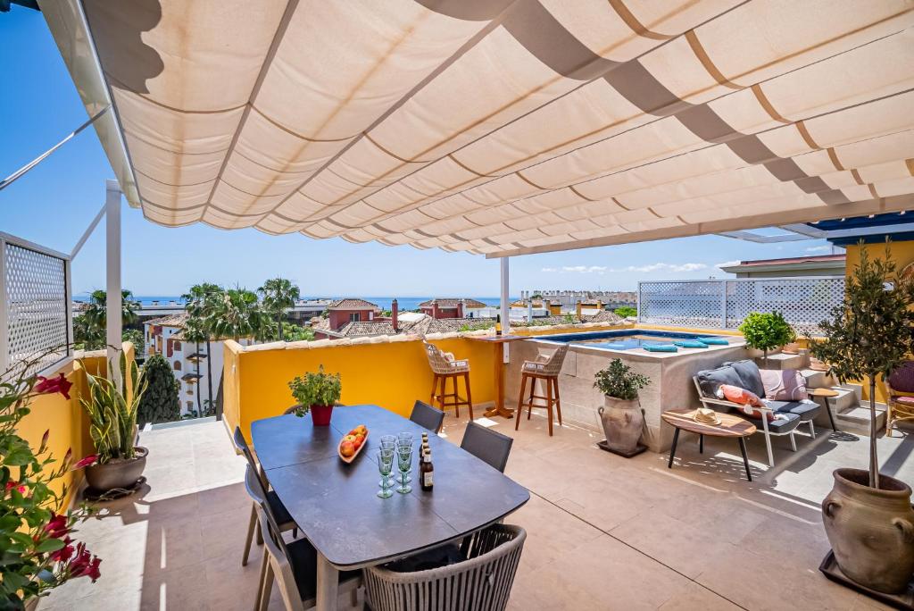 Um restaurante ou outro lugar para comer em Great Located Penthouse on the Golden Mile