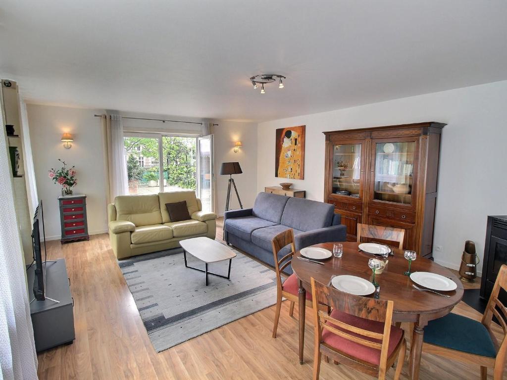 un salon avec un canapé et une table dans l'établissement Appartement spacieux à Colmar avec terrasse, garage privatif, proche centre et gare - FR-1-722-2, à Colmar