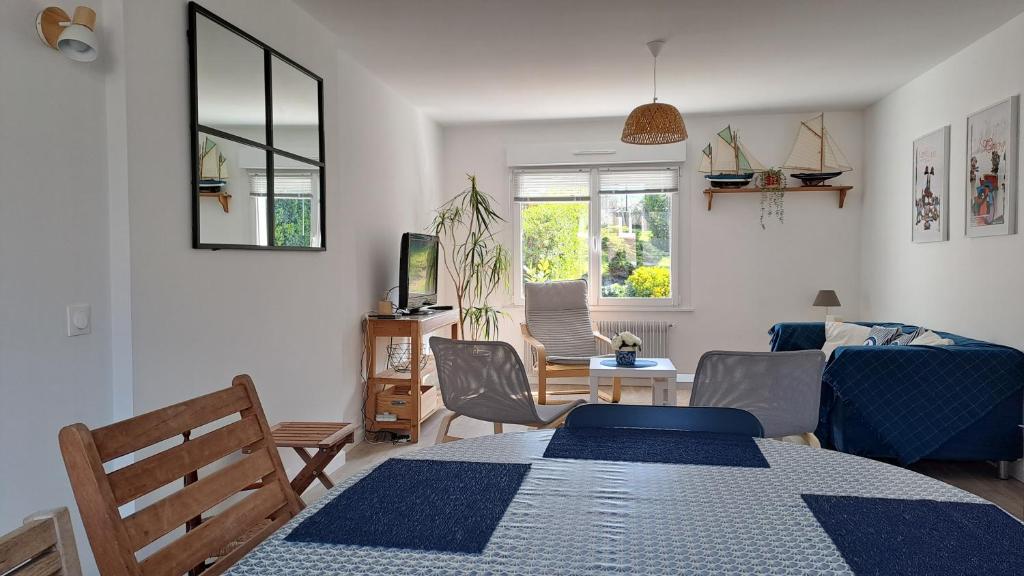 sala de estar con mesa y sofá en Entre Nausicaa et Wimereux, en Boulogne-sur-Mer