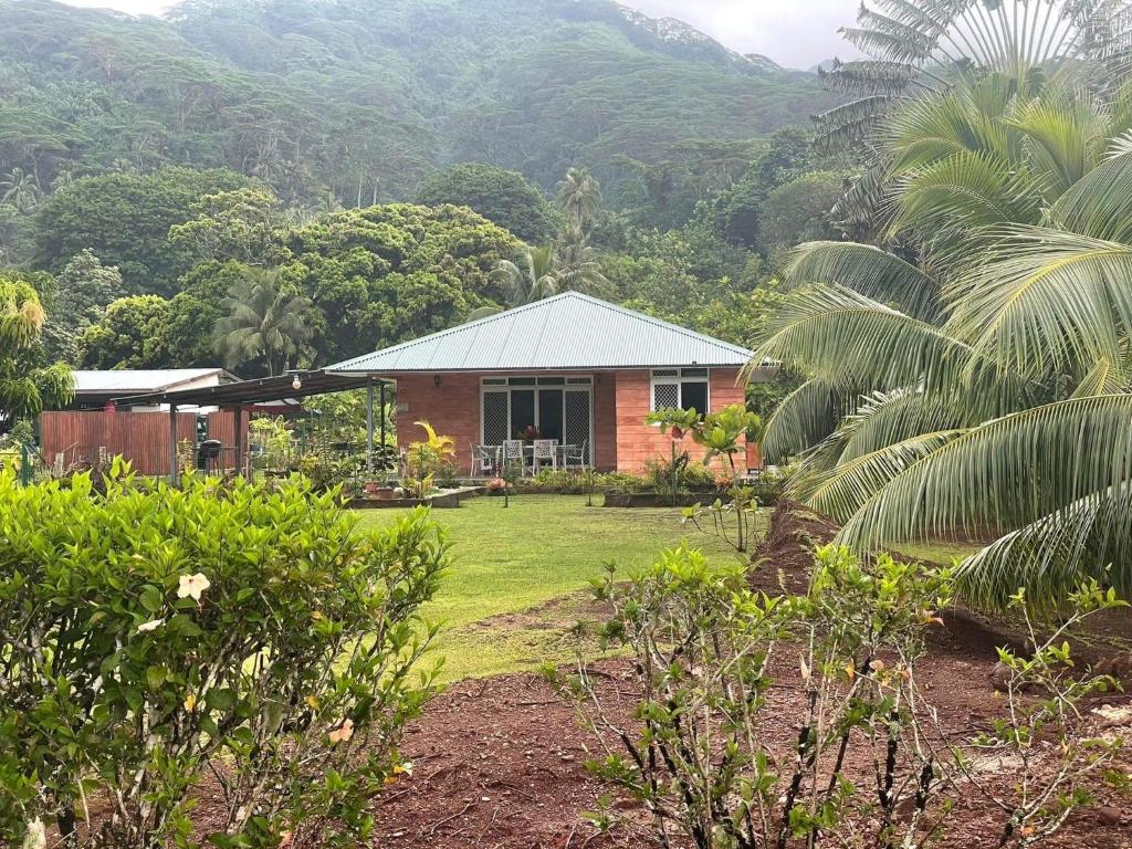 una casa en medio de un campo con árboles en Chez Here - Ata, en Faie