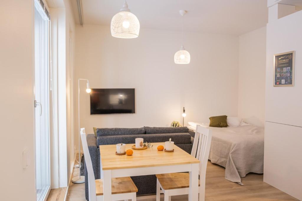 ein kleines Wohnzimmer mit einem Tisch und einem Sofa in der Unterkunft Snowflake suites V in Rovaniemi