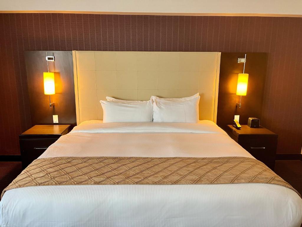 Giường trong phòng chung tại Hotel Ruby Foo's