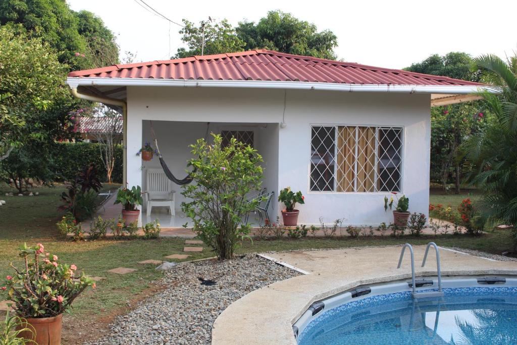 una pequeña casa con piscina frente a ella en Cabaña Campestre Casablanca, en San Juan de Arama