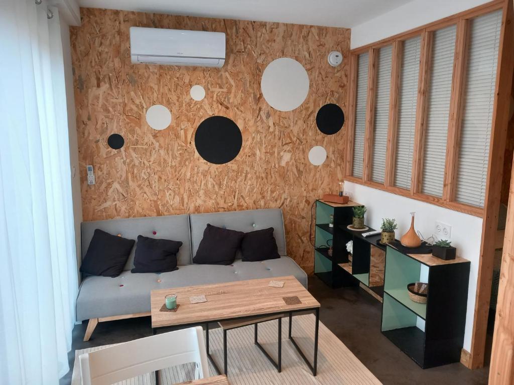 sala de estar con sofá y mesa en Location Studio indépendant avec terrasse ,les vignes d'élian, en Saint-Médard-en-Jalles