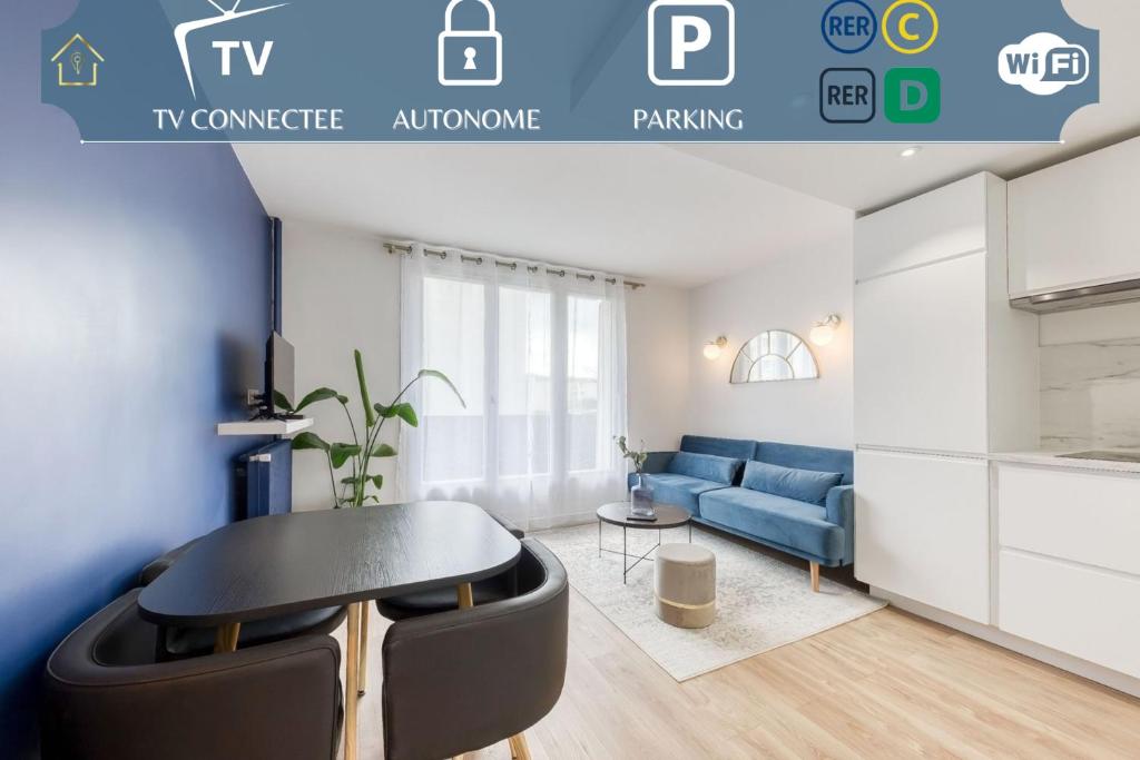 uma sala de estar com um sofá azul e uma mesa em The Blue and Gold Cocoon Appart hotel em Viry-Châtillon