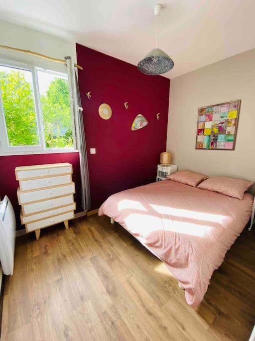 Łóżko lub łóżka w pokoju w obiekcie Maison - Terrasse - Jardin - Foret landaise