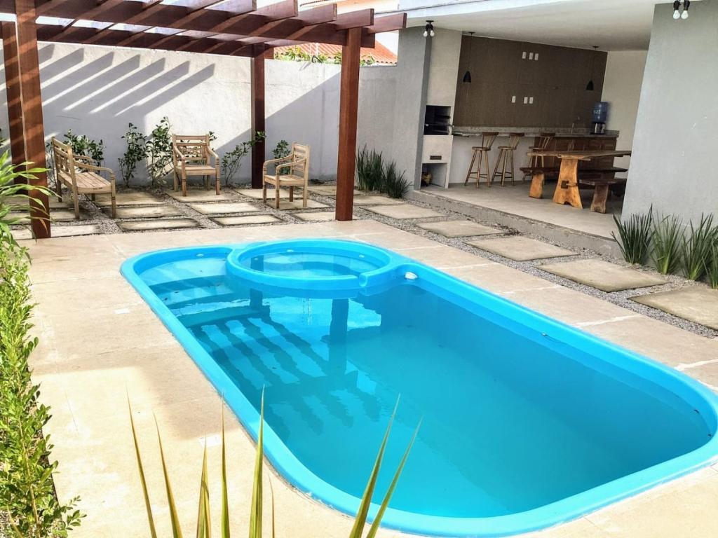 una piscina en medio de un patio en Casa Bosque de Búzios 2km de Geribá, en Búzios