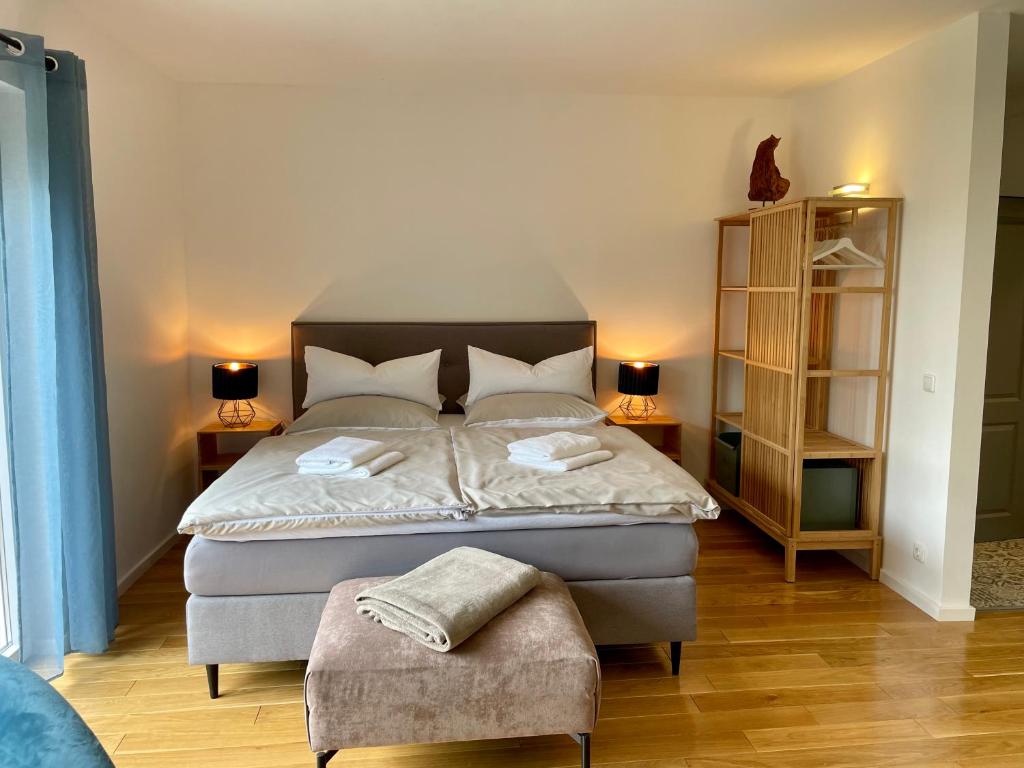1 dormitorio con 1 cama con 2 lámparas y 1 silla en Elbsleep, en Dömitz