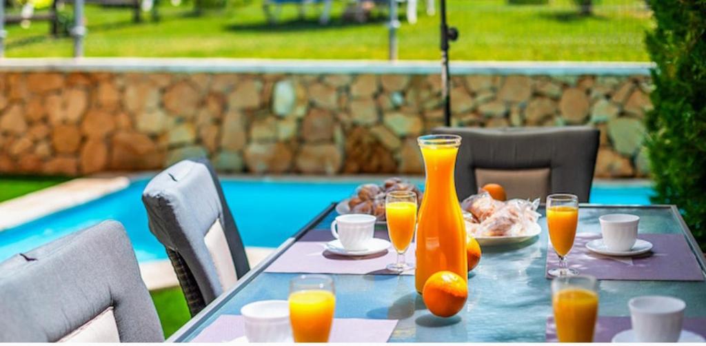 uma mesa com copos de sumo de laranja em Babamas 2 em Son Serra de Marina