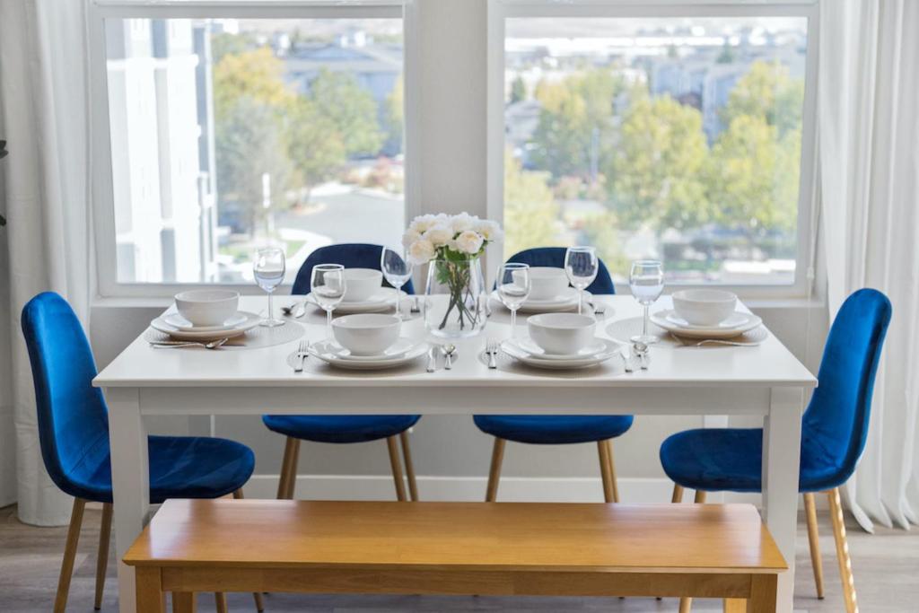 Fotografie z fotogalerie ubytování Designer Apt with Jacuzzi, Pool & Mountain Views v destinaci Sparks