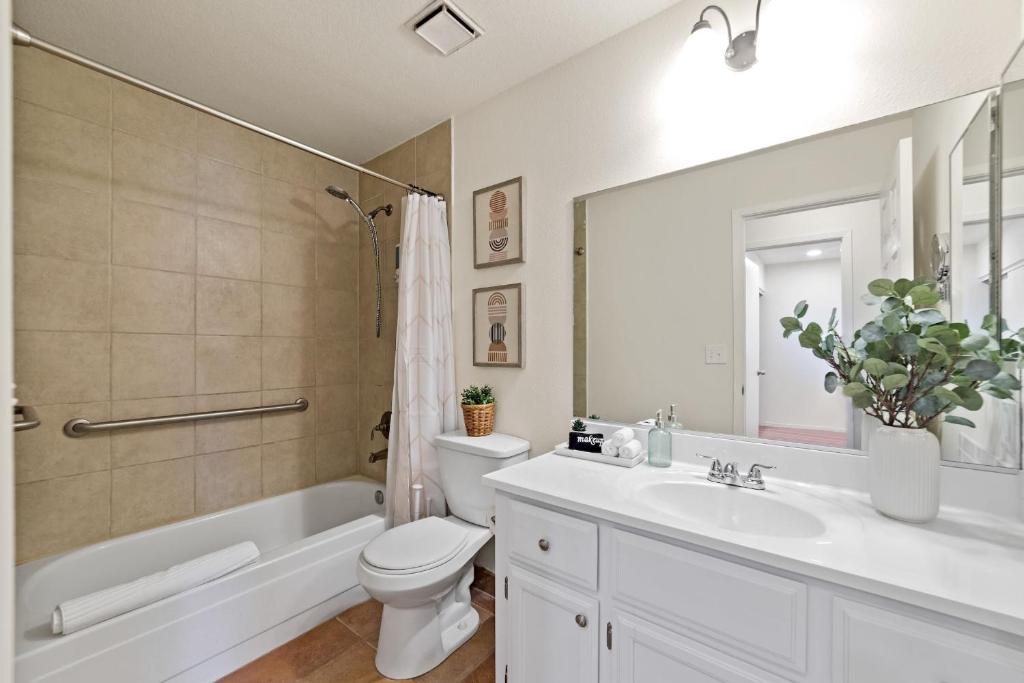 Koupelna v ubytování Delightful 4BR Home Nr Downtown Reno w Fireplace