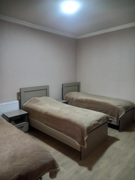 Habitación con 2 camas en una habitación en Сhachkari, en Vardzia