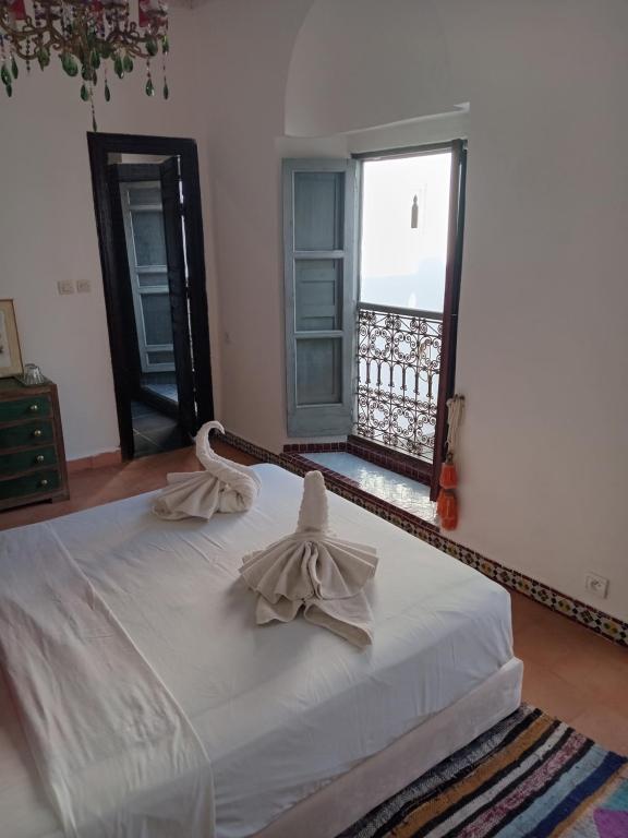 Postel nebo postele na pokoji v ubytování Riad le Jardin de Mina